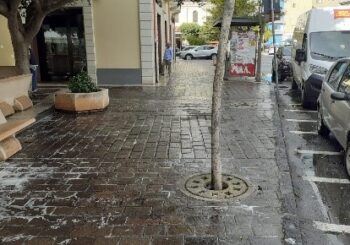 lavaggio e spazzamento meccanizzato di via Bausan e Piazza A. Garibaldi.