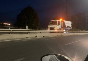 spazzamento meccanizzato su viale de filippis.